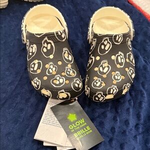 Crocs kids glow in dark skulls c11